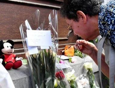 Λιέγη: Στο τόπο του φονικού η μητέρα της νεκρής αστυνομικού που δολοφόνησε ο ισλαμιστής (φωτό)